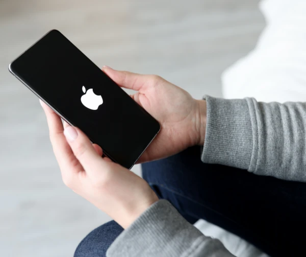 Descoperă noul iPhone 17 (2025) – flagship Apple cu ecran OLED 6.3", cip A19, cameră 48MP, cameră selfie 18MP, autonomie de 30h și conectivitate 5G/Wi-Fi 7.