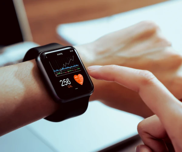 Alegi un smartwatch? Află ce contează: compatibilitate iOS/Android, funcții sănătate, GPS, LTE, baterie, ecran, rezistență la apă, buget și sfaturi pro.
