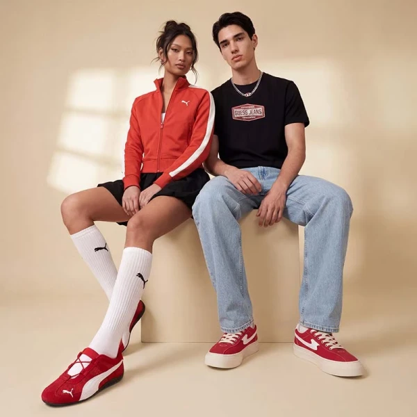 Tot ce trebuie să știi despre sneakers în 2026: de ce sunt la modă, cum îi combini la birou sau la o cină, care sunt tipurile principale și cum cumperi mai inteligent cu cashback prin CashClu