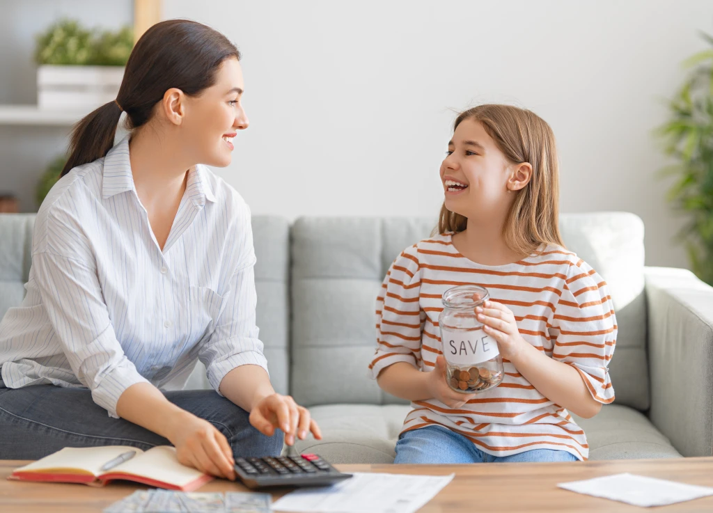Descoperă cele mai frecvente 7 greșeli pe care le fac părinții când discută despre bani cu copiii și cum le poți transforma în lecții de educație financiară.