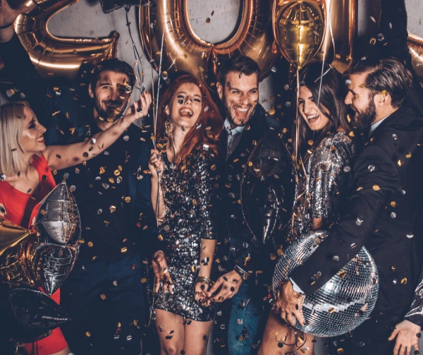 Descoperă ce se poartă de Revelion 2026: culori cu semnificație, ținute glam sau cozy chic, idei pentru femei și bărbați și inspirație pentru orice tip de petrecere.