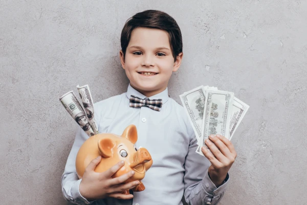Află 7 beneficii esențiale ale educației financiare timpurii și cum îți pregătești copilul pentru o viață echilibrată, fără stres financiar.