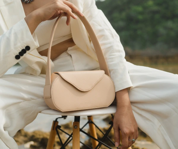trenduri genți rafie 2025 doctor bag piele 2025 market tote statement vară genți macramé boho plicuri paiete și pietre genți canvas dungi nautice genți East-West subțiri crossbody boho